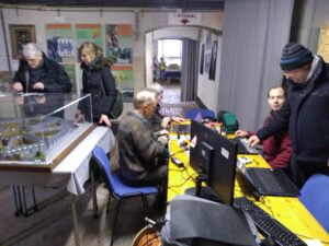 Vrijwilligers van het project Allemaal Digitaal aan de slag in het Gevangenismuseum van Merksplas