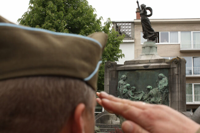Herdenking WO II 42 soldaat salueert zegepleinb